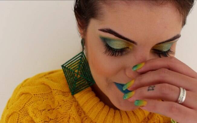 A última tendência para entrar no clima de Copa do Mundo é apostar na maquiagem com as cores da bandeira do Brasil