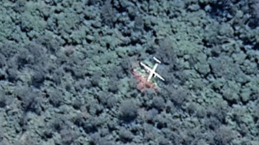 Avião achado no meio da floresta Avião achado no meio da floresta