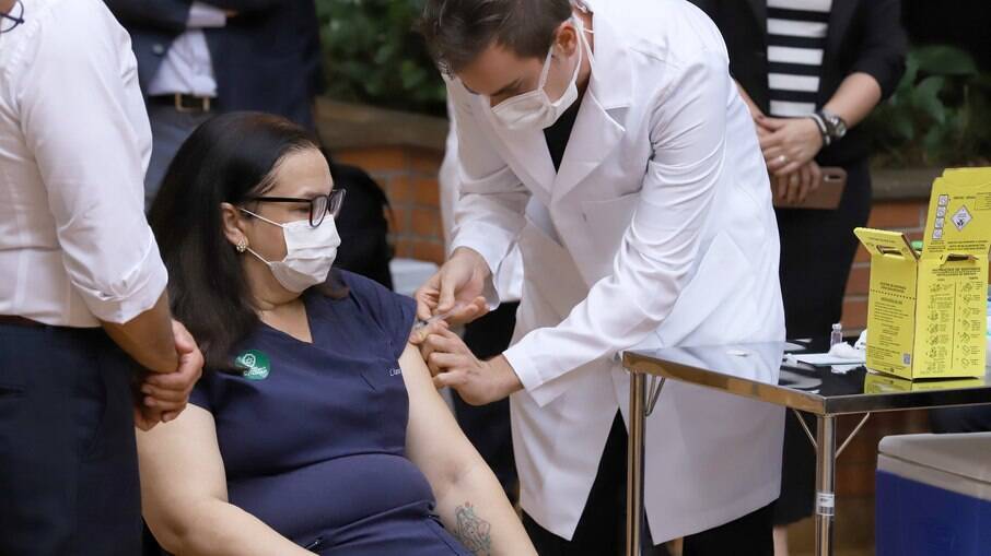 Liane Tinoco foi a primeira a receber vacina em Campinas, no HC da Unicamp.