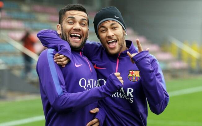 Daniel Alves e Neymar quando lateral ainda jogava no Barcelona