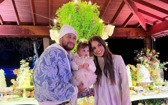 Amanda Kimberlly registra BO por ataques à filha com Neymar