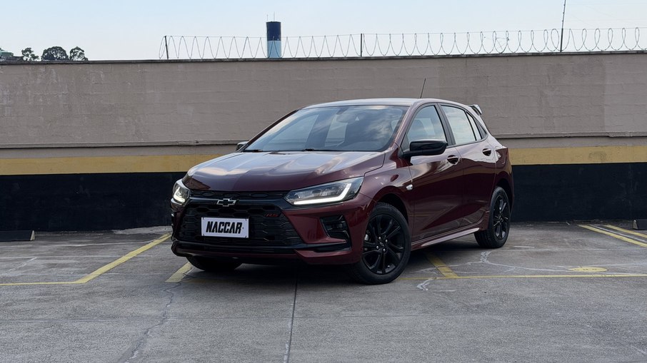 Chevrolet Onix RS 2026 aposta em visual esportivado e segue como um dos hatches mais interessantes ao volante.