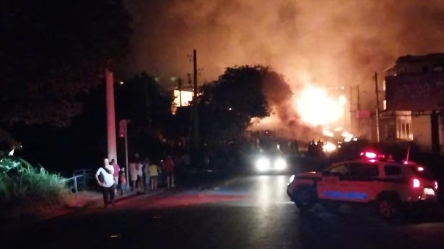 Caminhão-tanque pegou fogo durante a madrugada