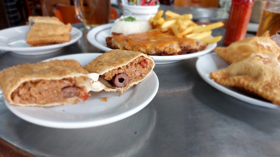 Pastel de Carne  e parmegiana do Café Carioca