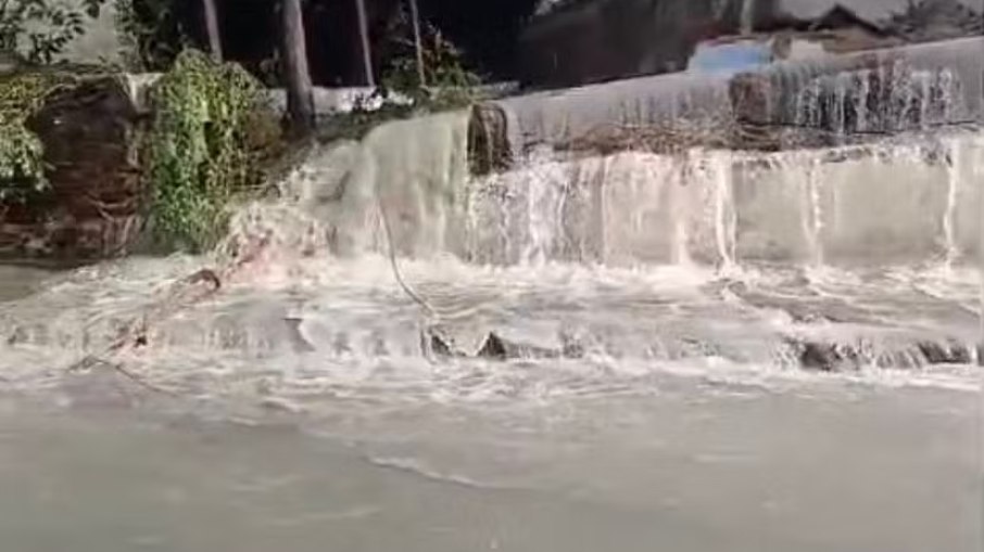 Rompimento de reservatório da Cagepa provoca destruição e deixa uma mulher morta em Campina Grande, no estado da Paraíba. Rompimento de reservatório da Cagepa provoca destruição e deixa uma mulher morta em Campina Grande, no estado da Paraíba.