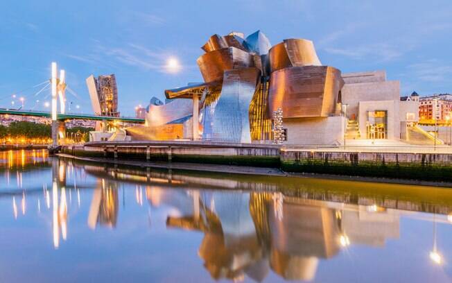 O Guggenheim de Bilbao, no País Basco, é apenas uma das opções de turismo cultural para você explorar na cidade