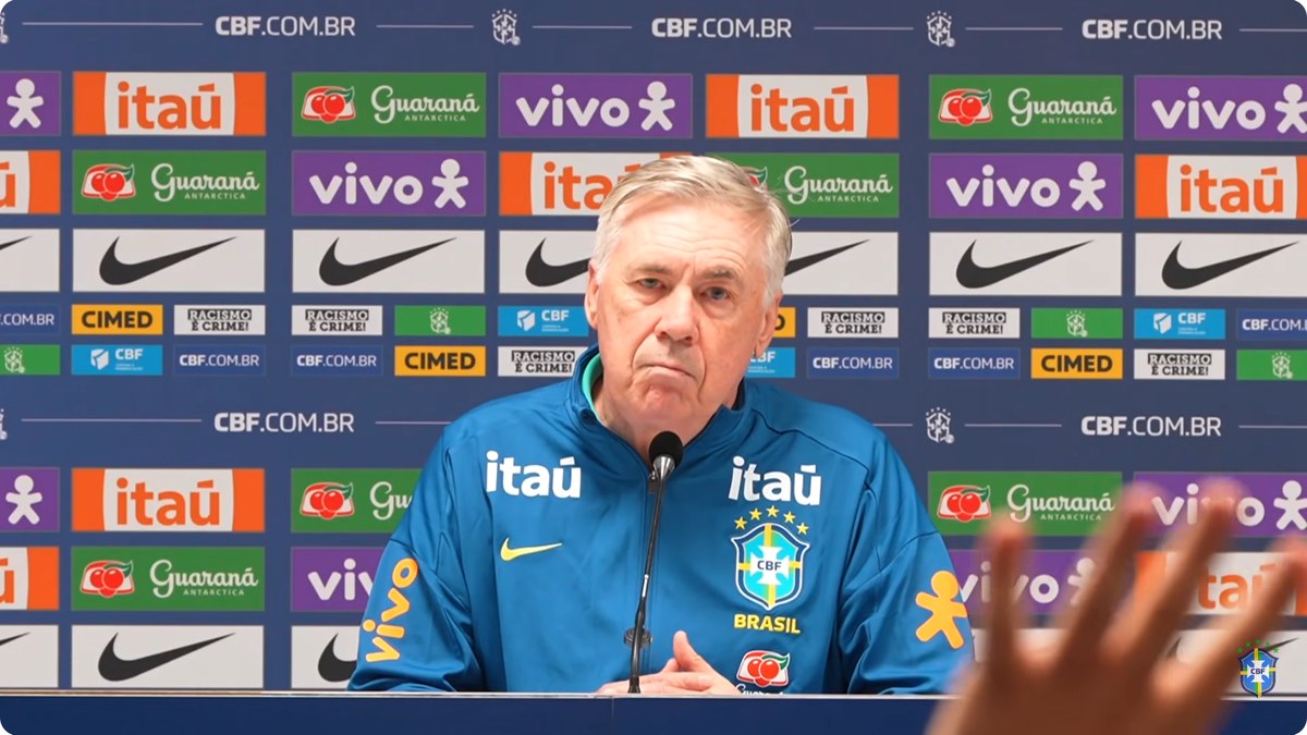 Ancelotti durante coletiva de imprensa nesta segunda-feira (17)