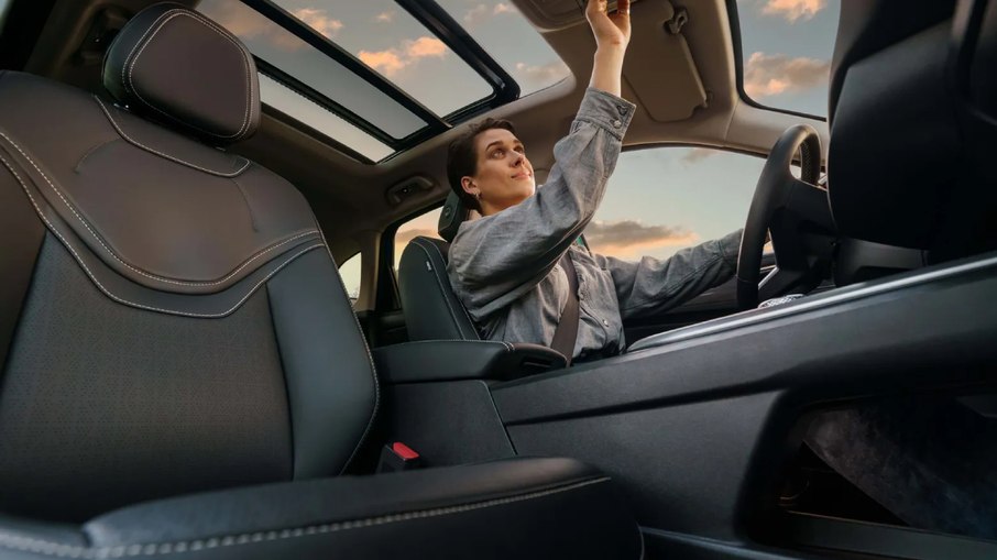 Teto solar panorâmico amplia a sensação de espaço na cabine do Haval Jolion Pro, possível futuro Haval H4.