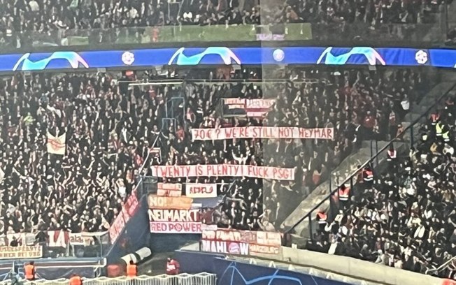 Torcida do Bayern protesta por preço de ingressos: ‘Não somos o Neymar’