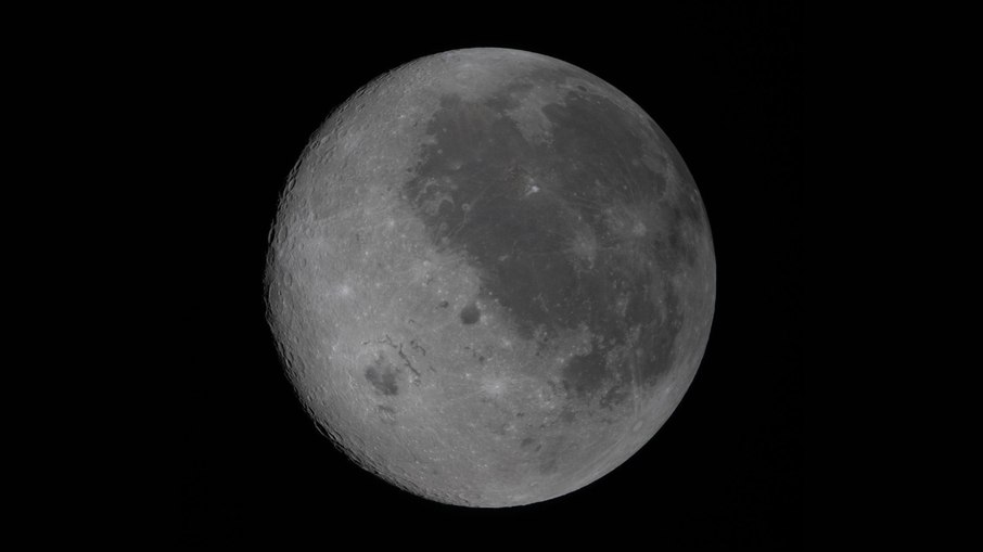 Lado visível da Lua à direita, marcado por manchas escuras, e o lado oculto à esquerda, que não pode ser visto diretamente da Terra. Lado visível da Lua à direita, marcado por manchas escuras, e o lado oculto à esquerda, que não pode ser visto diretamente da Terra.