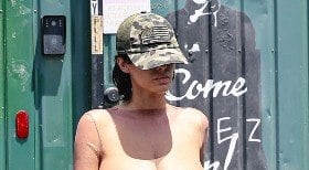 Esposa de Kanye West deixa seios à mostra durante caminhada; fotos