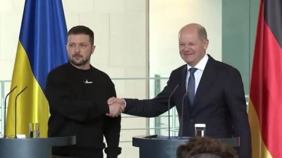 Presidente ucraniano Volodymyr Zelensky e chanceler alemão Olaf Scholz se encontram em Berlim.