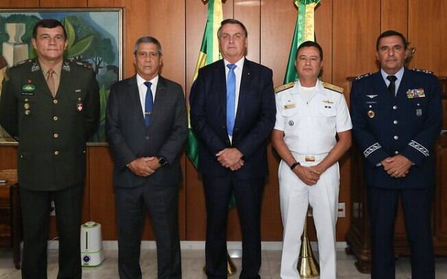 Almir Garnier Santos (Marinha), Paulo Sérgio (Exército) e Baptista Júnior (Aeronáutica) posam ao lado de Bolsonaro