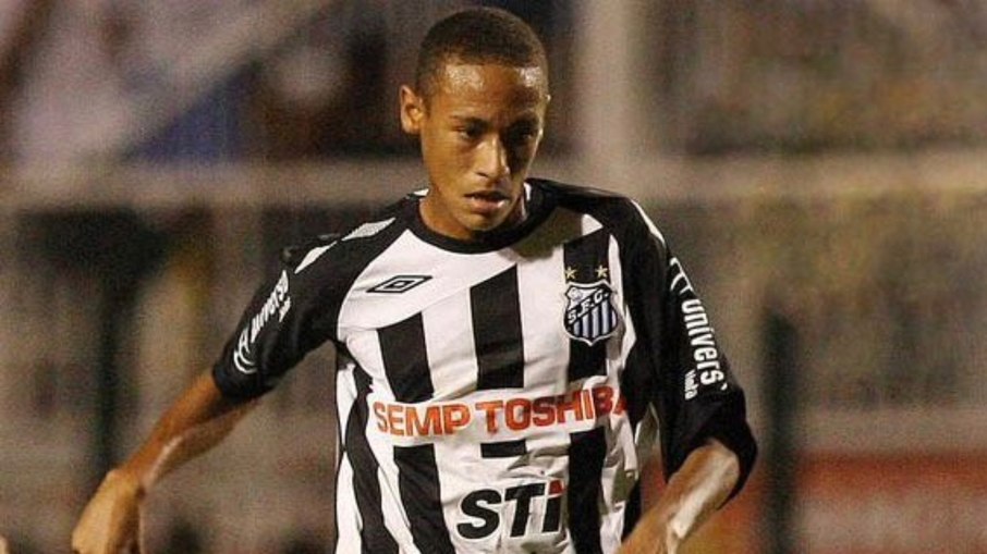 Neymar fazia estreia como profissional há 17 anos