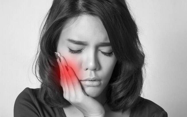 Mais comum em mulheres acima de 50 anos, a dor pode aparecer em atividades comuns, como mastigar ou escovar os dentes