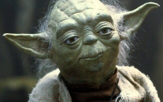 Yoda fala a língua “Galáctico Básico” que tem uma maneira diferente de colocar o verbo no fim da frase.  “Quando 900 anos você alcançar, parecer tão bonito você não irá”