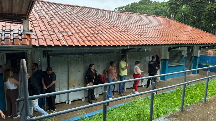 Pessoas compareceram para votar mesmo com chuva