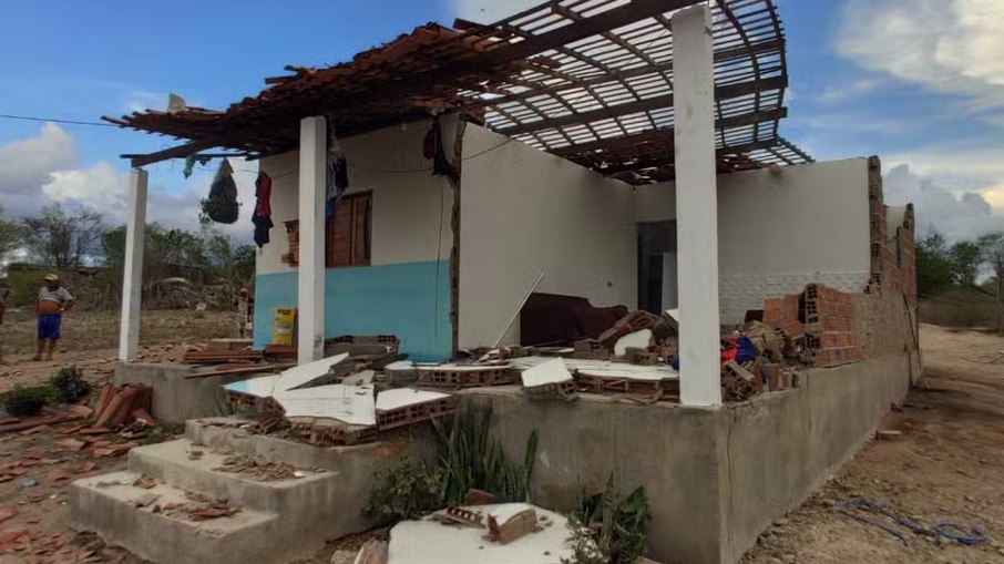 Casa destelhada por tornado em Estrela de Alagoas, Agreste de AL