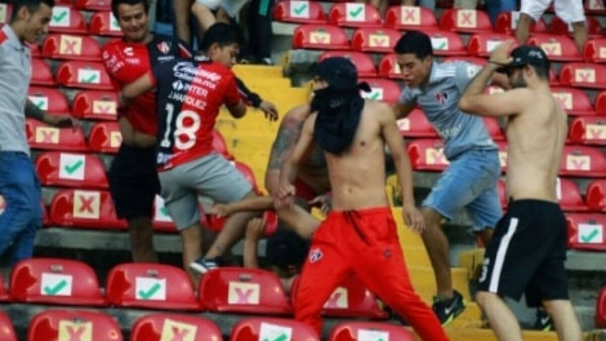 Jogadores do Querétaro sofrem ameaça de morte da torcida do Atlas após barbárie em partida
