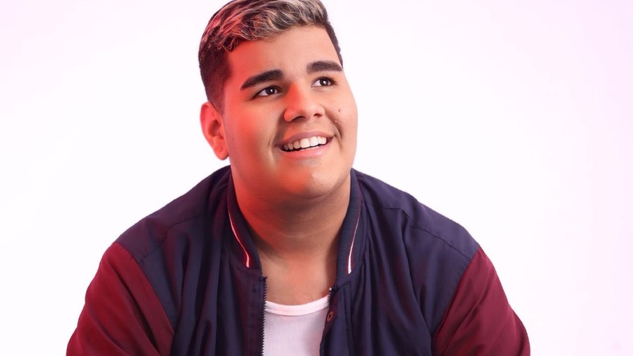 Após ultrapassar 2 milhões de acessos em single, cantor pernambucano prepara álbum com 15 faixas e oito participações