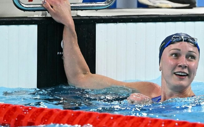 A nadadora sueca Sarah Sjöström comemora sua vitória na final dos 50m livre dos Jogos Olímpicos de Paris-2024, na piscina da Arena La Défense, em 4 de agosto de 2024. A nadadora sueca Sarah Sjöström comemora sua vitória na final dos 50m livre dos Jogos Olímpicos de Paris-2024, na piscina da Arena La Défense, em 4 de agosto de 2024.