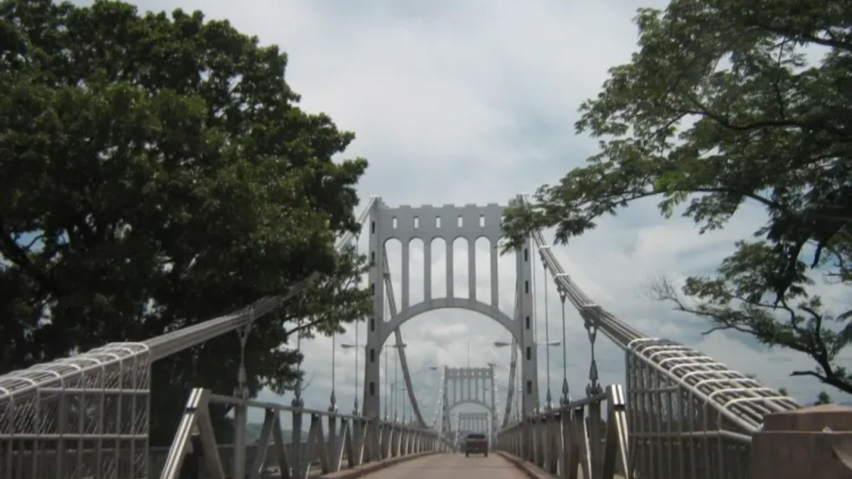 Furacão desviou rio e inutilizou ponte em Honduras Furacão desviou rio e inutilizou ponte em Honduras