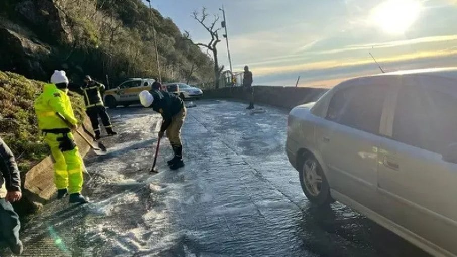 Agentes da PMRv, precisaram jogar sal para descongelar pista em Santa Catarina