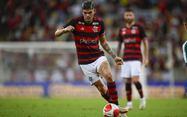 Ayrton Lucas em campo pelo Flamengo