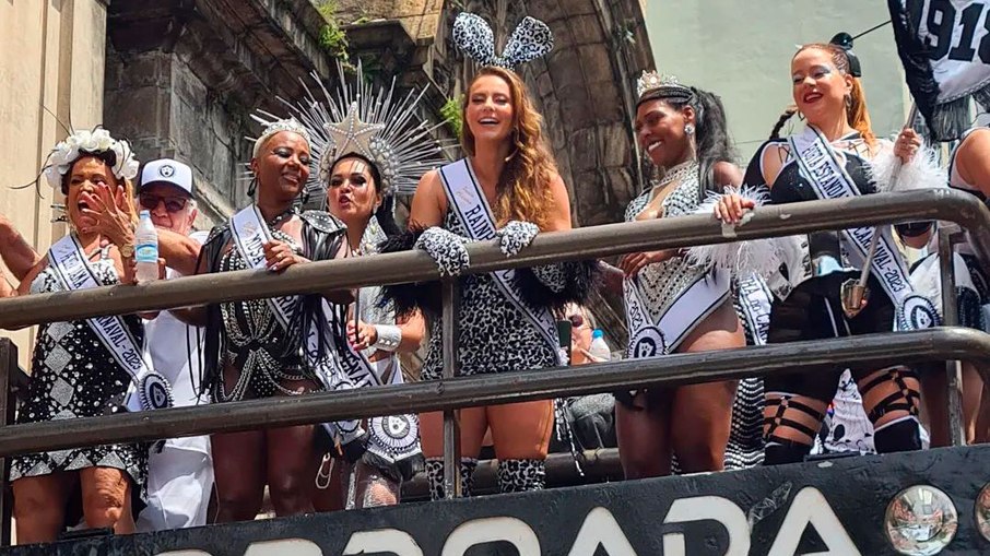 Celebridades animam a plateia no desfile do Cordão da Bola Preta