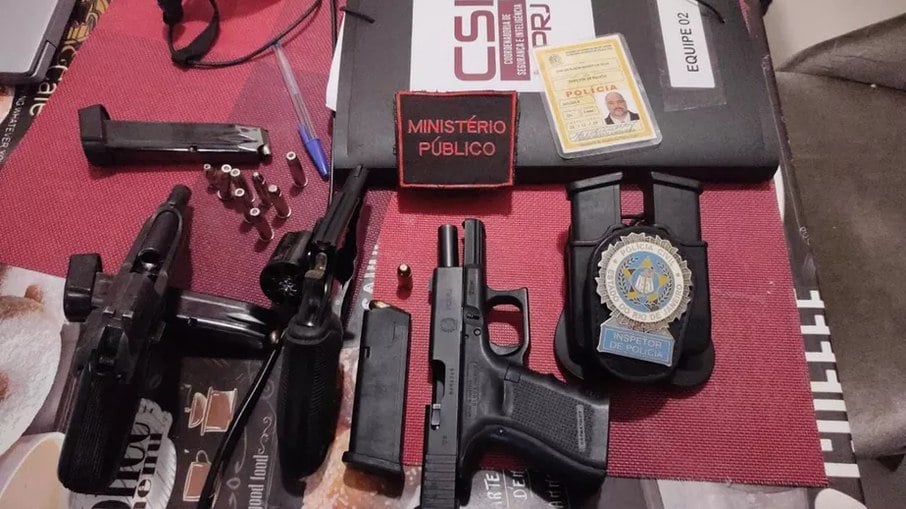 Na casa de um dos alvos os agentes do MP encontraram várias armas