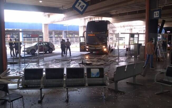 Ônibus invade plataforma e deixa um ferido na rodoviária de Campinas