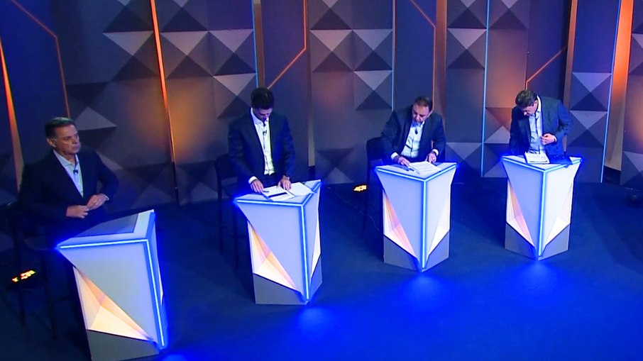 Candidatos ao governo de Goiás durante o início do debate na Tv Anhanguera Candidatos ao governo de Goiás durante o início do debate na Tv Anhanguera