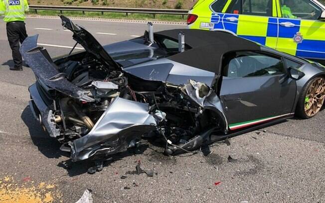 O carro de luxo foi atingido por uma van e parou no meio da estrada