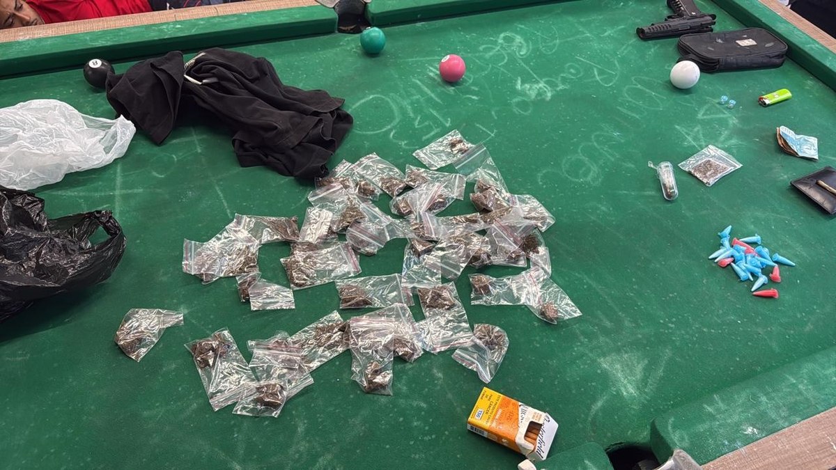 Setor de Investigações Gerais apreende drogas, arma e dinheiro durante operação no bairro da Capela Setor de Investigações Gerais apreende drogas, arma e dinheiro durante operação no bairro da Capela