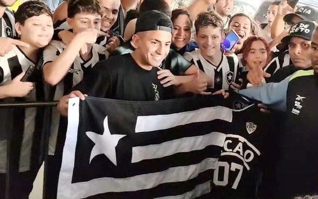 Thiago Almada desembarca no Rio de Janeiro para ser apresentado ao Botafogo Thiago Almada desembarca no Rio de Janeiro para ser apresentado ao Botafogo