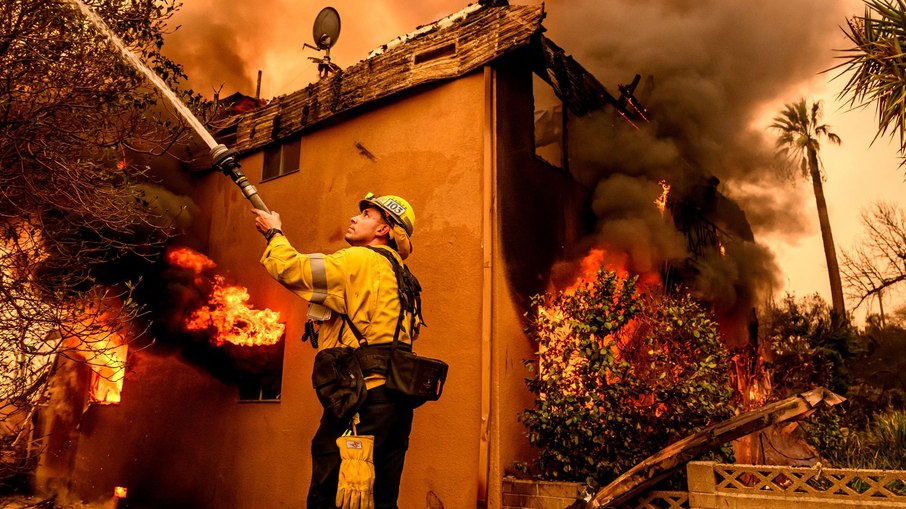 Bombeiros tentam conter as chamas em Los Angeles