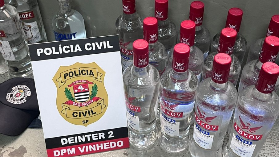 102 garrafas foram recolhidas para verificação de falsificação ou adulteração 102 garrafas foram recolhidas para verificação de falsificação ou adulteração