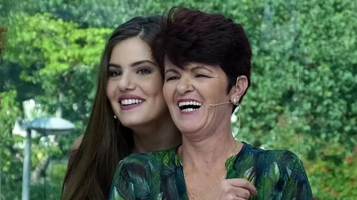 Camila Queiroz rebate críticas à mãe manicure Camila Queiroz rebate críticas à mãe manicure