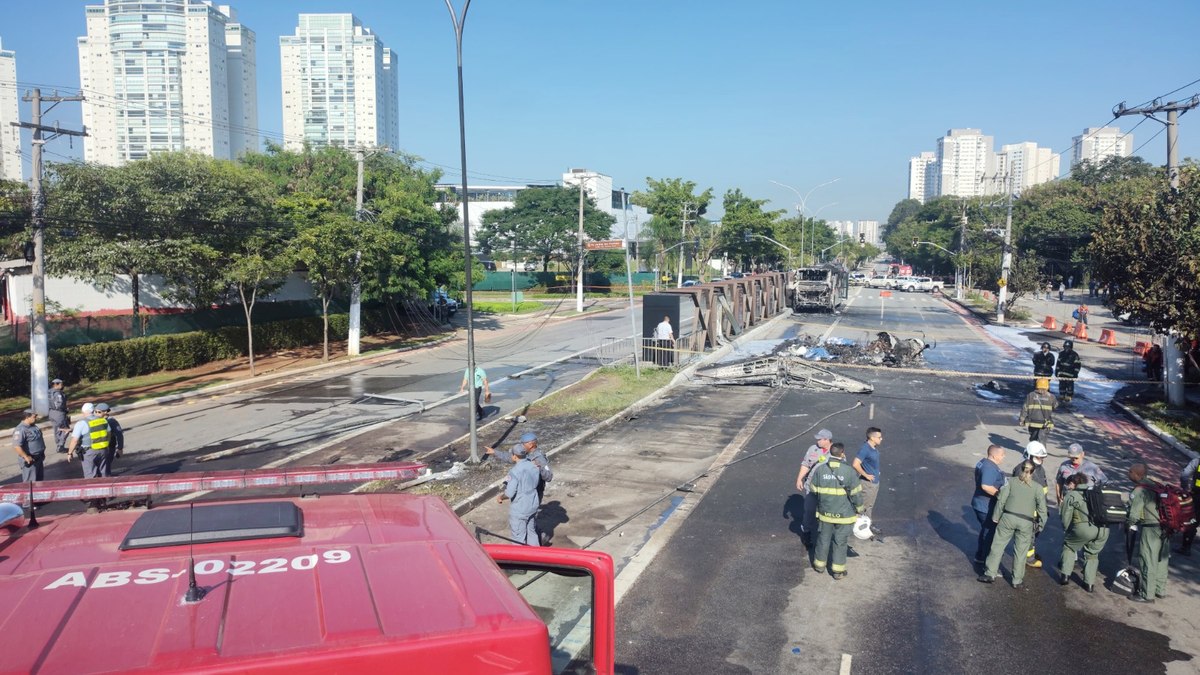 Ônibus atingido pelo avião na Barra Funda Ônibus atingido pelo avião na Barra Funda