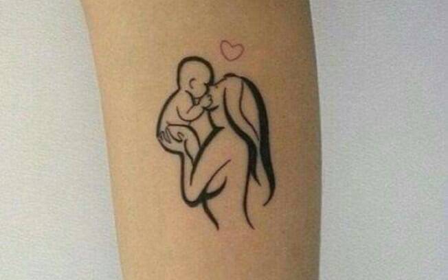 Para homenagear o filho, o coração dá um toque especial à tatuagem 