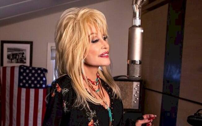 Dolly Parton usará royalties do cover de Whitney Houston a favor da causa negra