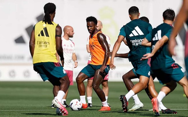Vini Jr durante treinamento do Real Madri nesta segunda-feira (7)