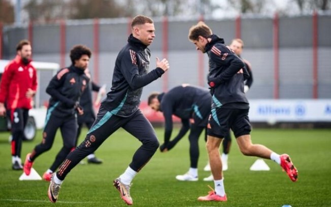 Thomas Müller, mais à direita, treina com os companheiros. Ele deve comandar o ataque do Bayern neste sábado Thomas Müller, mais à direita, treina com os companheiros. Ele deve comandar o ataque do Bayern neste sábado