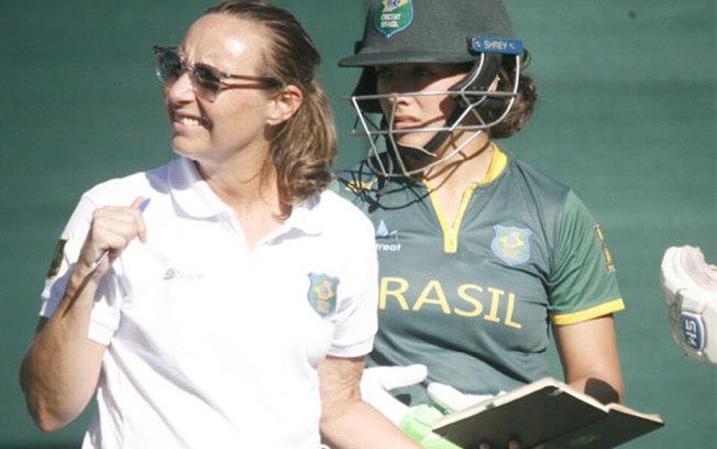 Julia Price no Brasil: Impulsionando o Cricket Feminino