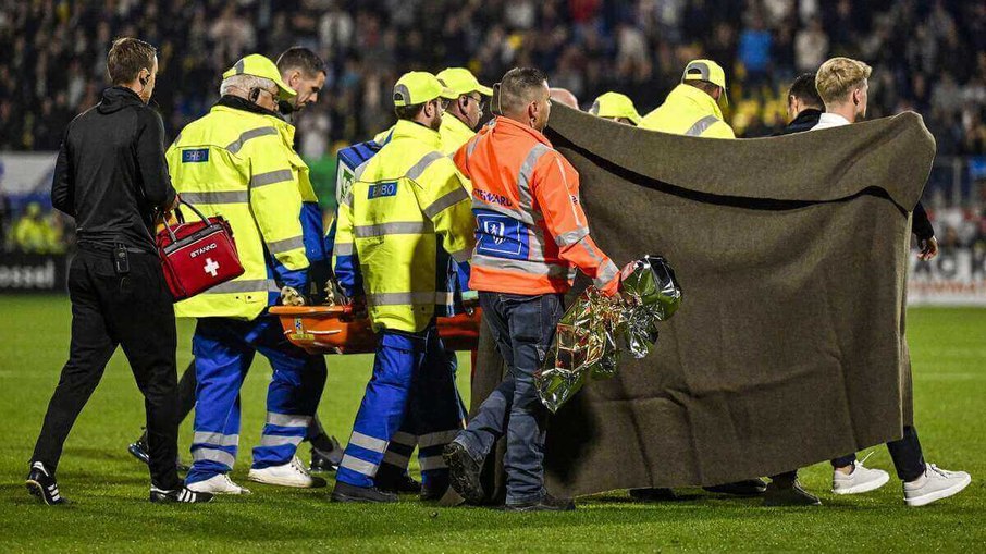 Etienne Vaessen desmaiou em campo na partida contra o Ajax