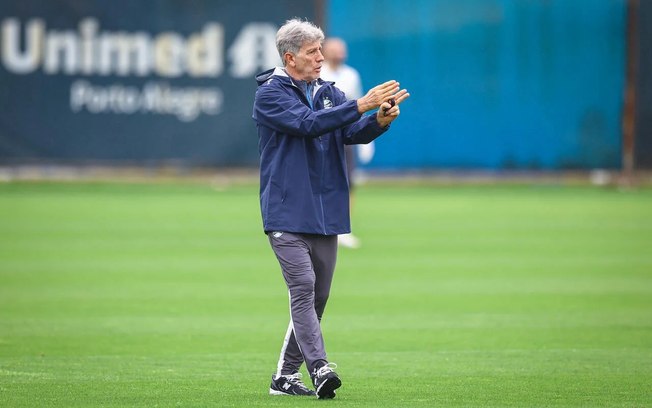 Tenshiro Takasaki em treino pelo Grêmio Tenshiro Takasaki em treino pelo Grêmio
