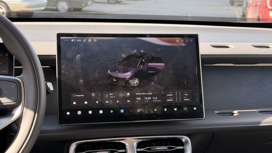 Tela de 14,6 polegadas oferece Android Auto e Apple CarPlay sem fio, além de navegação integrada.