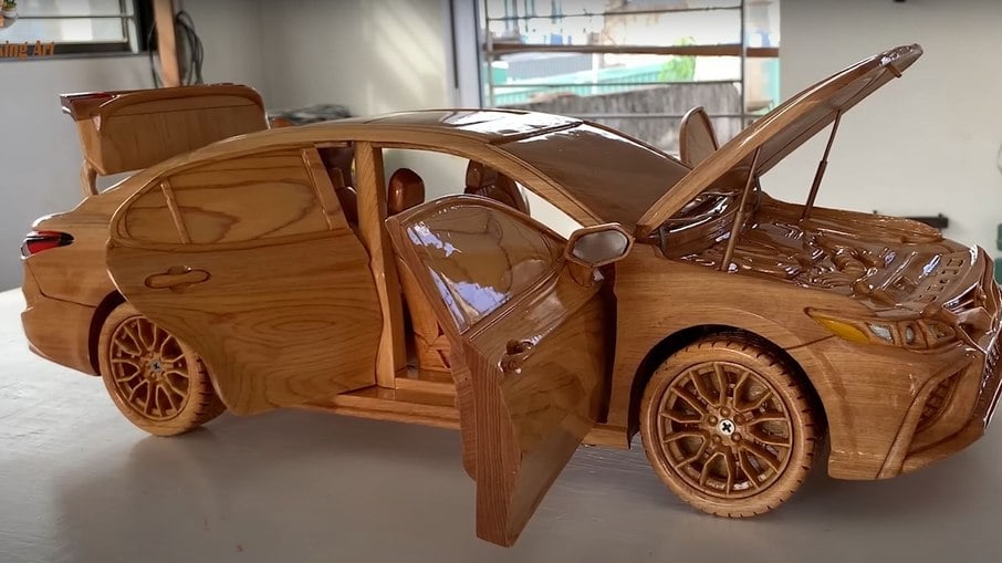 A réplica de madeira do Toyota Camry 2023 é a mais recente obra do youtuber da Woodworking Art.
