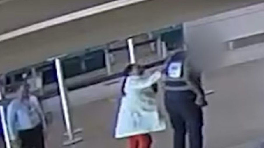 Mulher agride funcionário da Azul no aeroporto de Confins