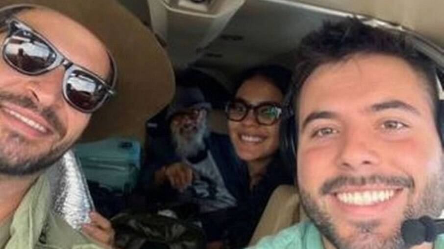 Bella Campos, Osmar Prado e Leandro Lima em avião rumo ao Pantanal